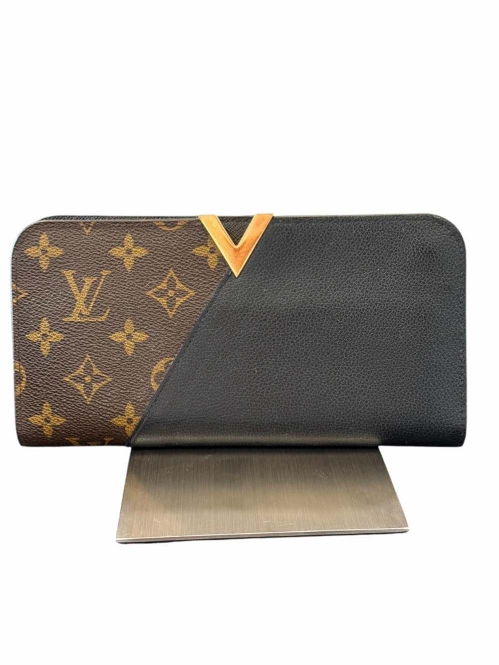 Louis Vuitton
2017 LV Monogram Kimono Wallet - Picture 10 of 10